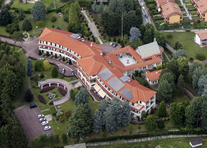 La struttura del Centro di Spiritualità “Maria Candida” circondata dal suo ampio parco.